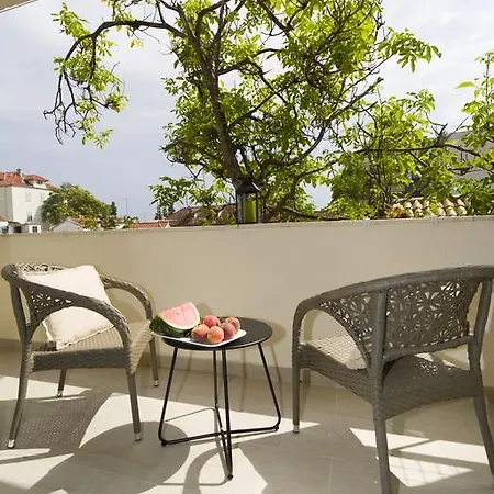 Le Grey, Modern & Luxurious In Centre Split