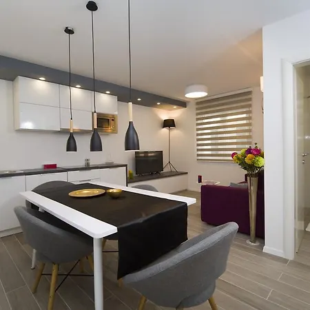 Le Grey, Modern & Luxurious In Centre Split