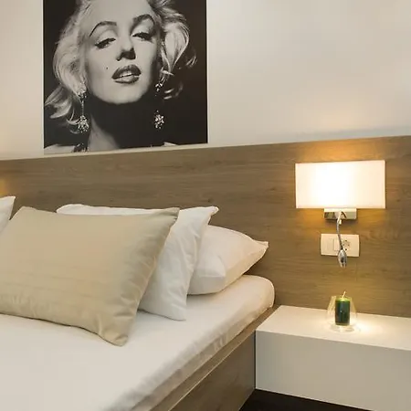 Le Grey, Modern & Luxurious In Centre Split