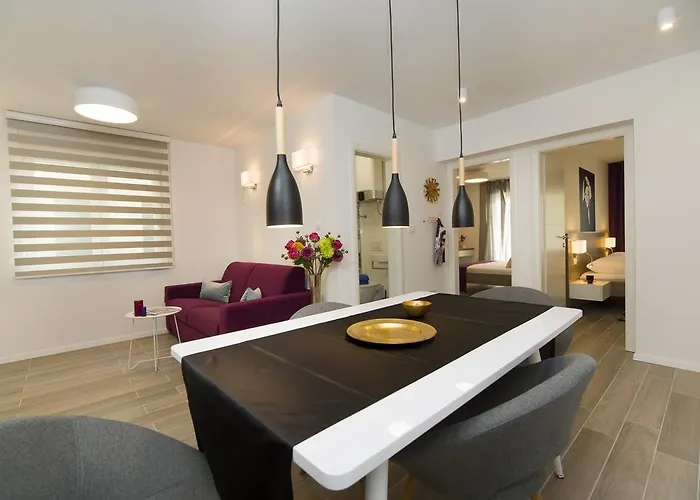 Le Grey, Modern & Luxurious In Centre 아파트 *